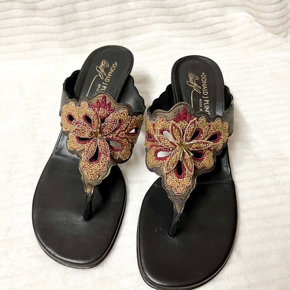 Donald J Pliner beaded flower sandals size 7.5 - Picture 1 of 3